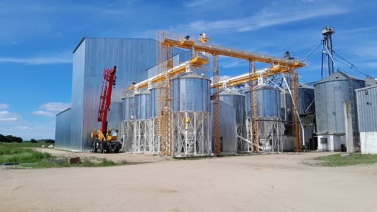 Montaje de silos de acopio